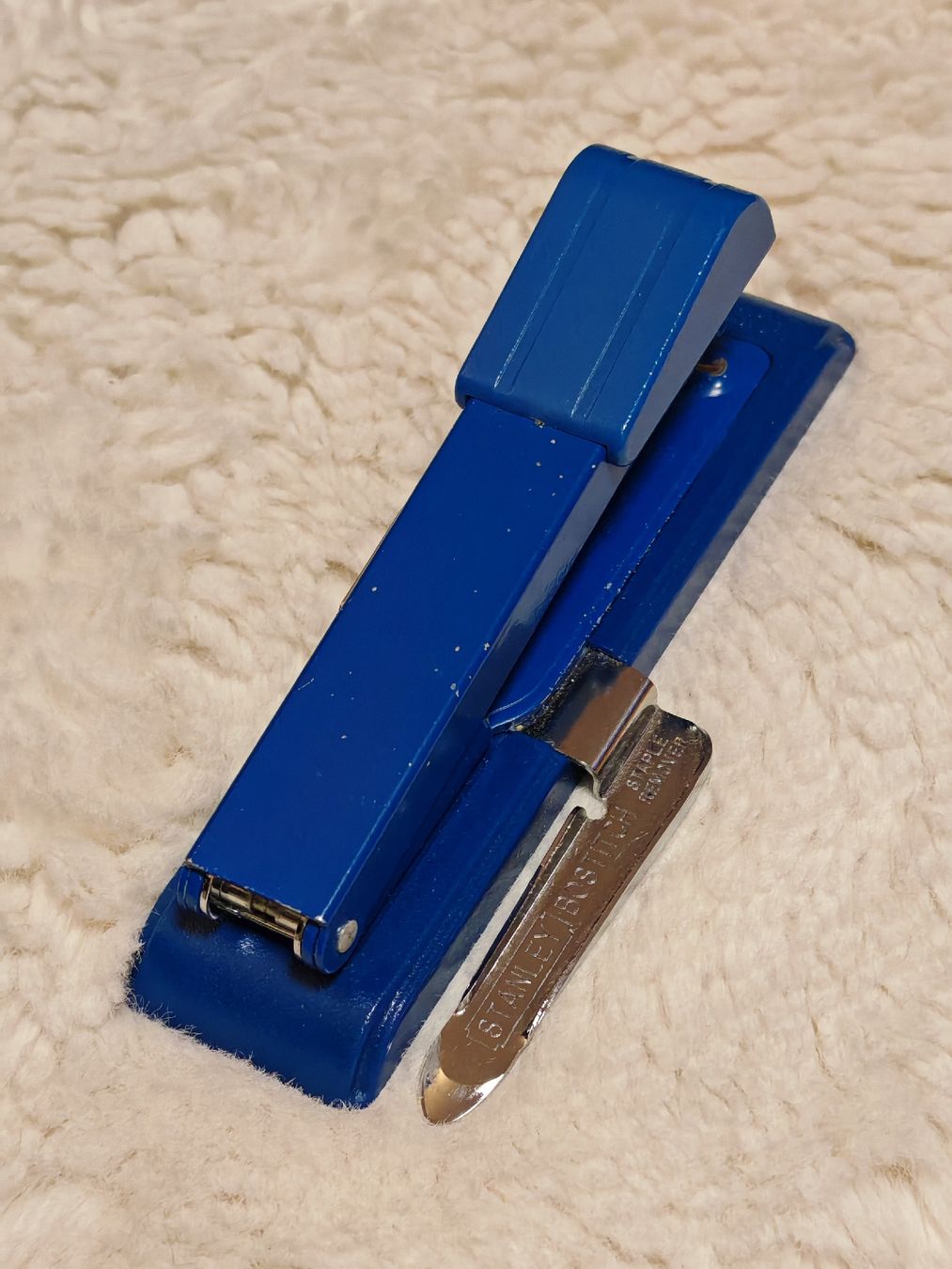 Macchine rilegatrici: Blauer Bostitch Handtacker / Hefter - Vintage Zustand – Usato da Ehrendingen venduto da Drystara 2