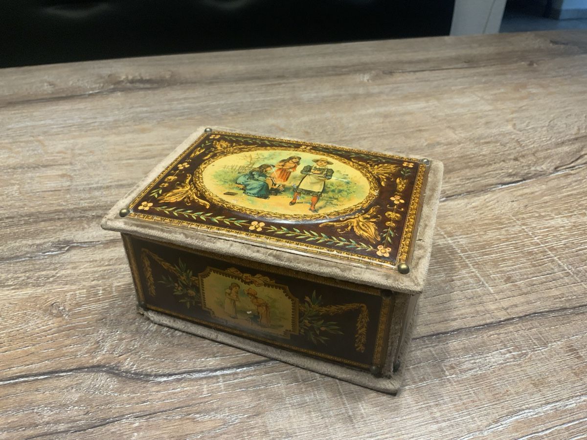 Suchard Barattoli: Antike Chocolat Suchard Dose mit Stoffbezug  – Usato da Willisau venduto da Minali 8