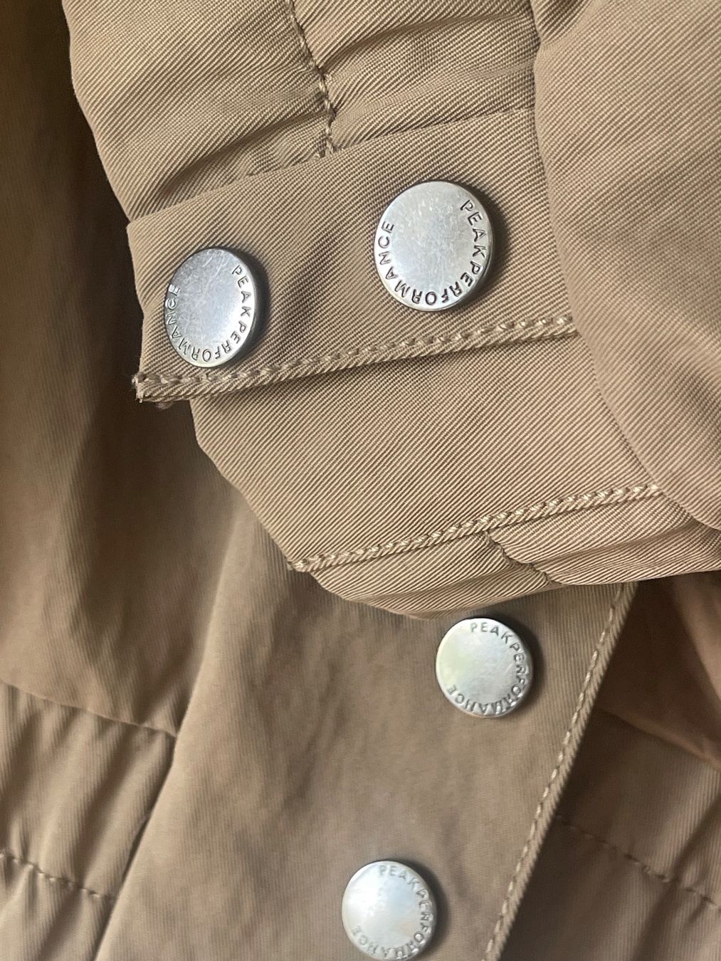 Peak Performance Giacche: Peak Performance Damen Jacke Gr. S Beige – Usato da Zürich venduto da StudioZH 7