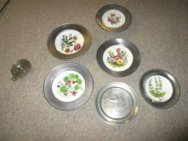 6 Keramik/Zinnteller & 1 Kerzenhalter Zinn
