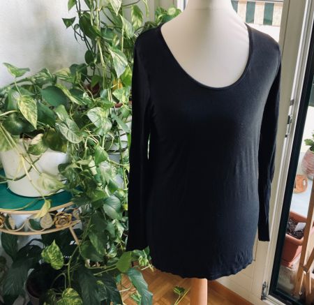 Joli top noir MES SŒURS ET MOI, taille S Stretch Ok pour M