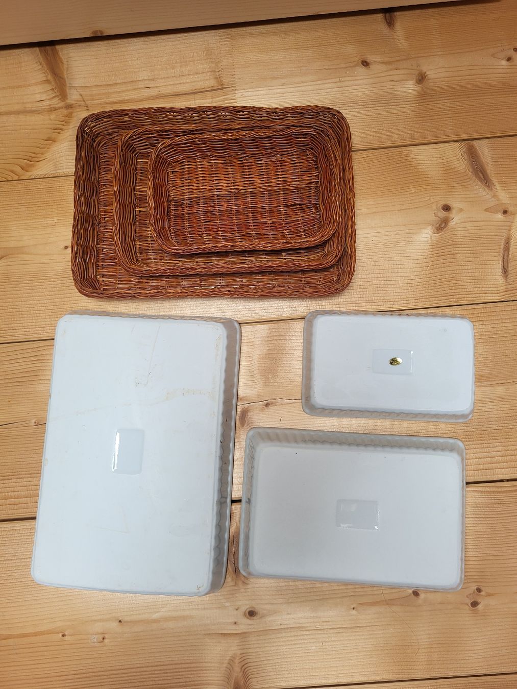 Geschirrsets: 3 Keramikschalen mit Weidenkorb – Neu (gemäss Beschreibung) aus Zweisimmen von Adorable 3