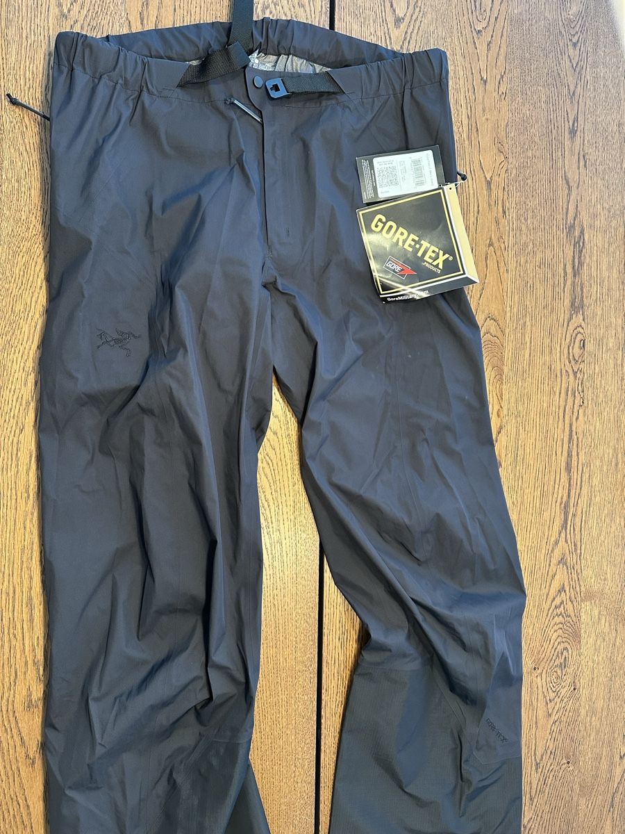 Arcteryx Pantaloni: ARC'TERYX ALPHA PANT LT MEN'S - BLACK – Nuovo e nell'imballaggio originale da Zeiningen venduto da scroll