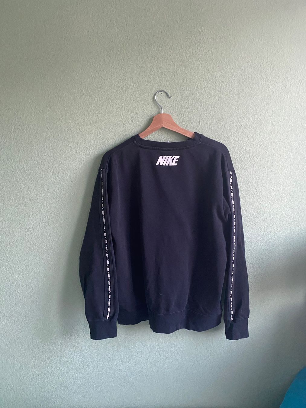 Pullover & Sweatshirts: Nike Vintage Sweatshirt Schwarz, Grösse M – Gebraucht aus Basel von Larry24 1