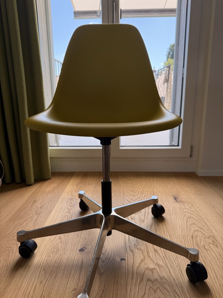 Eames Sedie: Eames Plastic Chairs / Bürostühle  – Usato da Schüpfen venduto da dub_svh2 2