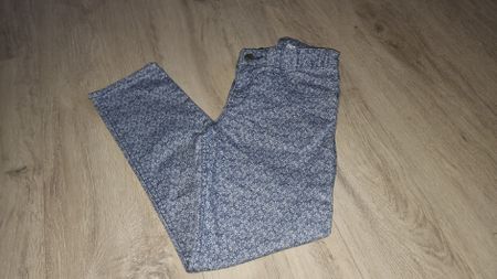 Blumige Mädchenjeans Gr. 140 Frühlingsstimmung! neuwertig
