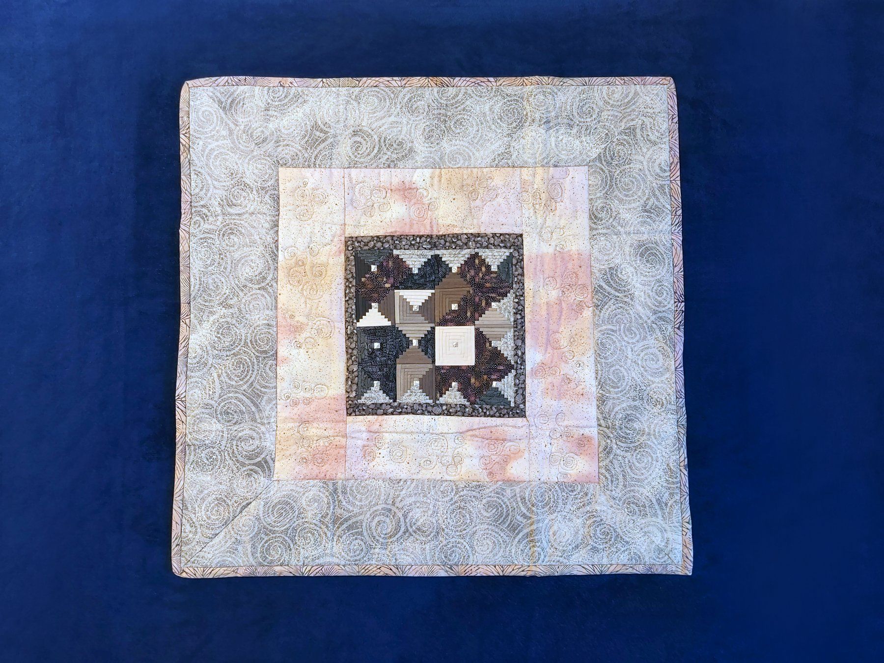 Tutte le decorazioni: Patchwork Quilt "Silberzart" Unikat 68 x 66 cm – Nuovo (secondo la descrizione) da Wetzikon ZH venduto da Meltingpot29