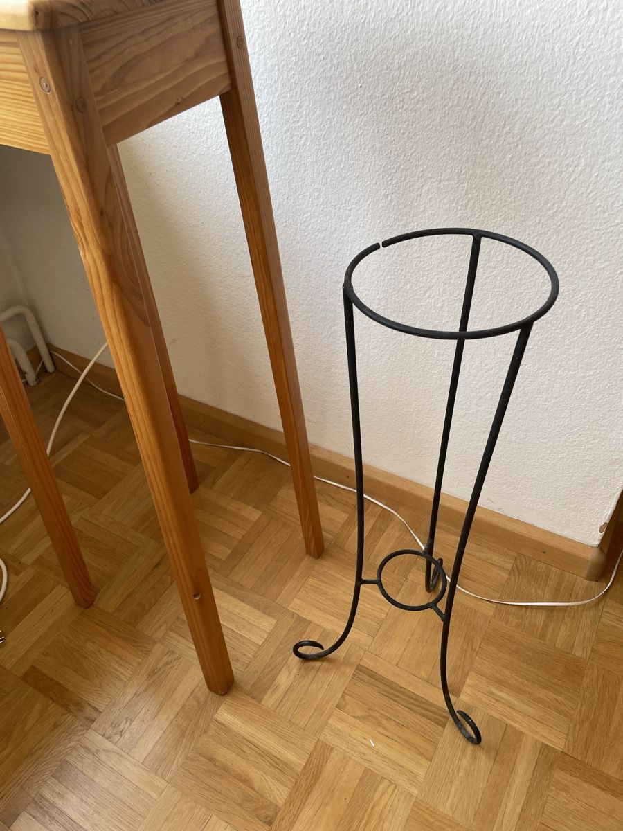 Altro per la casa: Zwei Blumentopf Ständer aus Holz , Schmied- Eisen – Usato da Basel venduto da Kamberly 7