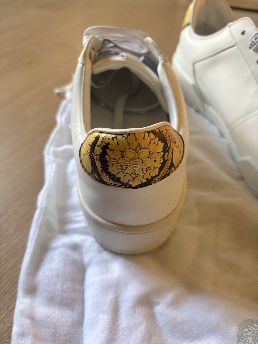 Herrenschuhe: Versace Baskets en cuir blanc, taille 43, comme neuves – Neu (gemäss Beschreibung) aus Dugny (Leytron) von Cel_97 2