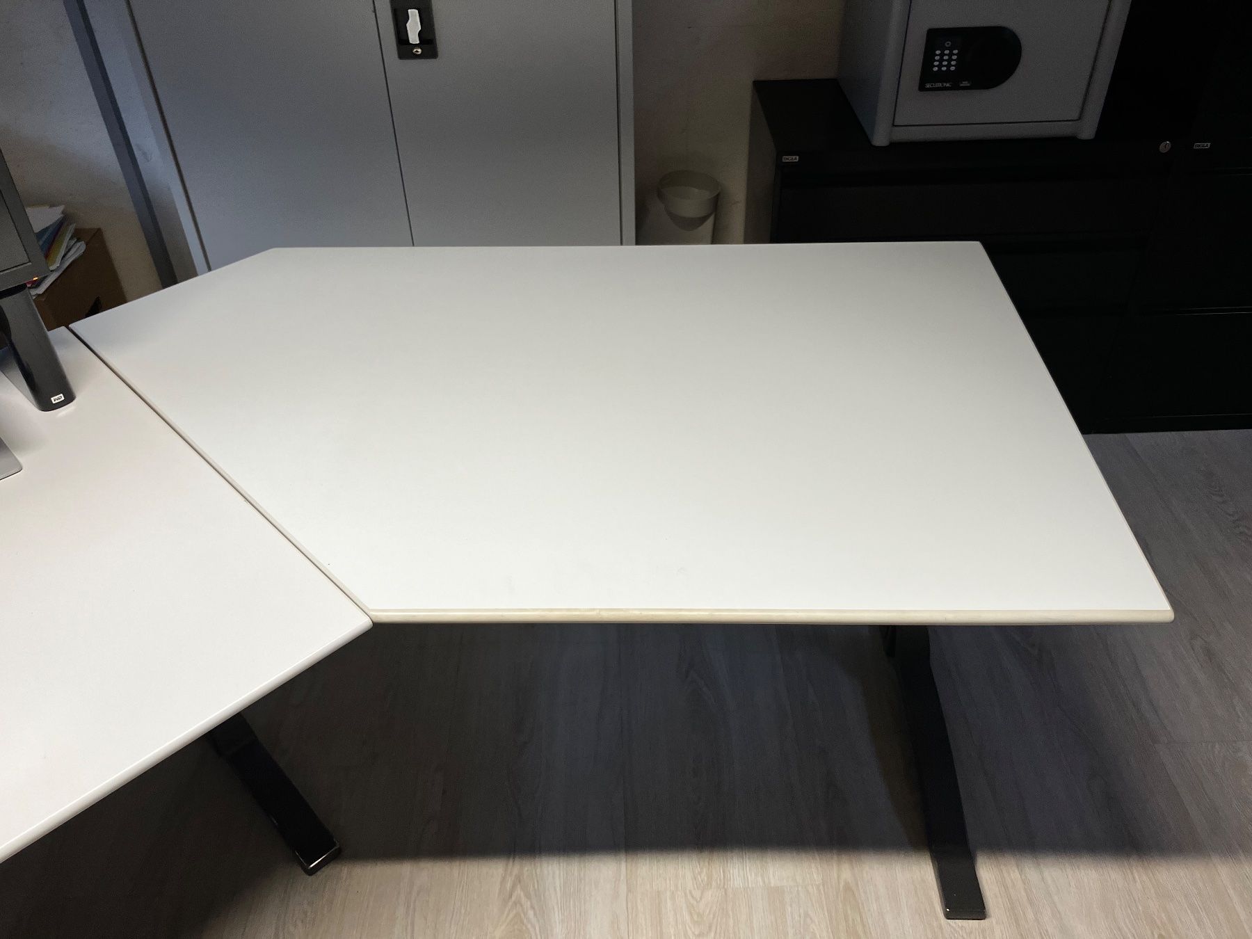 Scrivanie: Eckbürotisch mit Unterstellkorpus – Usato da Matten b. Interl venduto da aemt 2