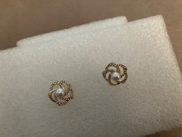 Elegante, goldfarbene Ohrstecker Blumenmuster mit Perle, neu