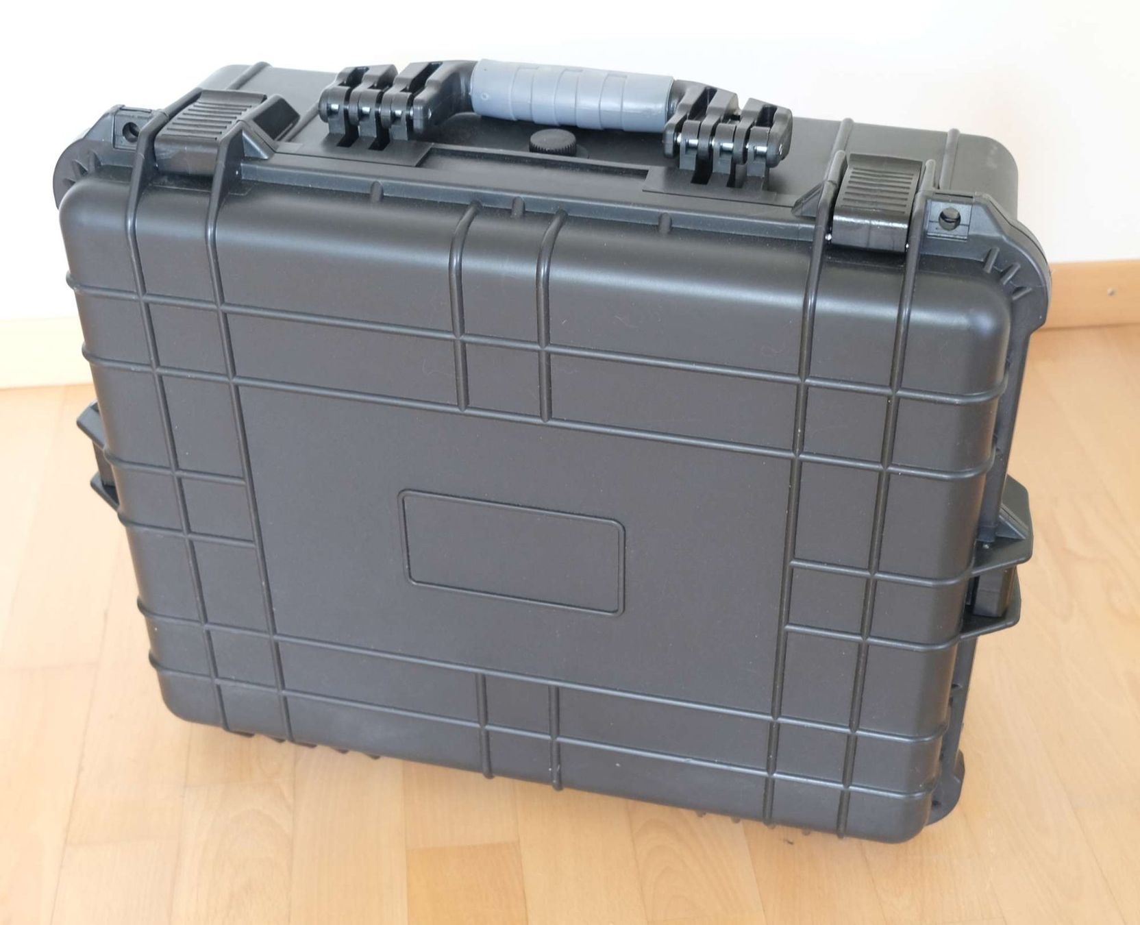 Valigie: Robuster Outdoor-Koffer aus Kunststoff – Usato da Stäfa venduto da cka_5r5z