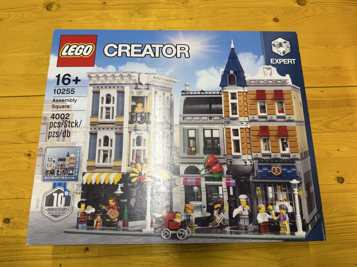 Lego Spielzeuge: LEGO Creator Expert 10255 Assembly Square, NEU & OVP – Neu und originalverpackt aus Brüttisellen von Molemo