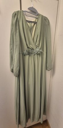 Abendkleid lang hellgrün mit Applikationen 