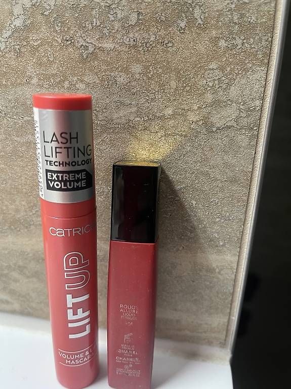 Make-up: Chanel allure liquid powder & Catrice extra volume mascara – Usato da Melide venduto da cla_g5fs 1
