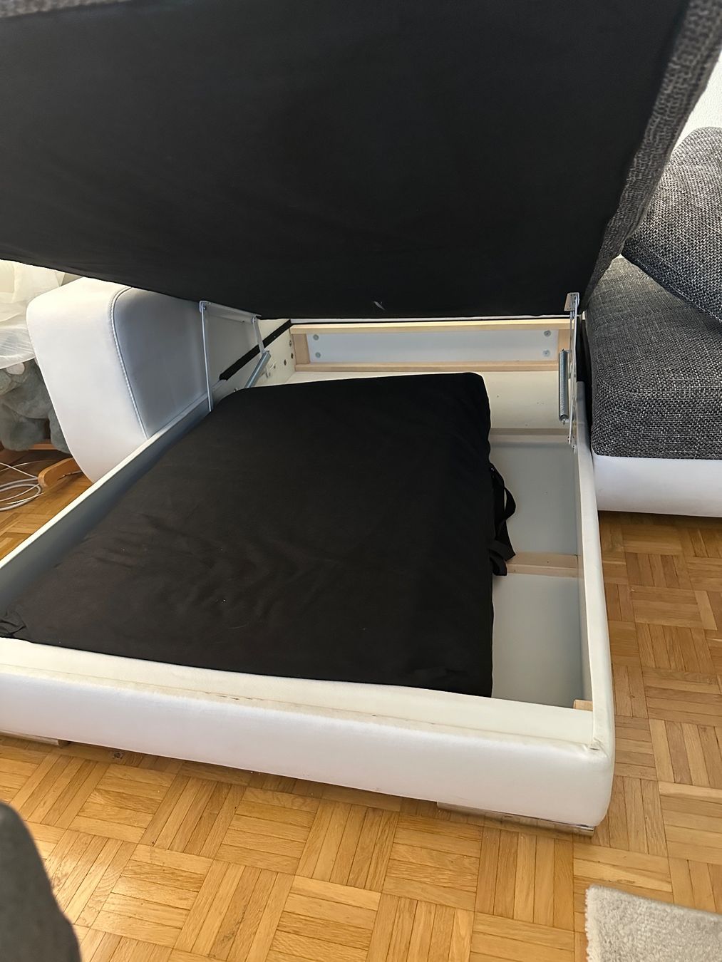 Sofas: Ecksofa mit Schlaffunktion und Stauraum – Gebraucht aus Luzern von NPudduF 4