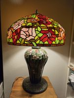 Tiffany Lampe mit Blumenmuster 