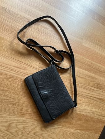 Schwarze Umhängetasche/Handytasche mit langem Riemen