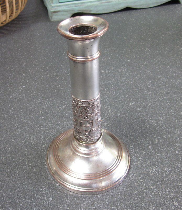 Portacandele: Antiker Kerzenhalter Kupfer mit Reliefsäule versilbert – Usato da Bischofszell venduto da raika