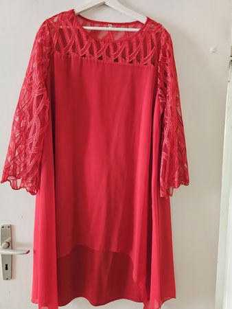 Rotes Sommerkleid mit Spitze - Grösse 44, neuwertig!