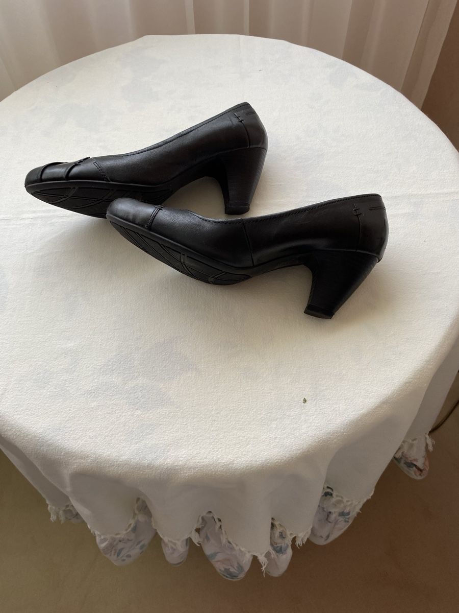 Scarpe da donna: Schwarze Pumps, echt Leder, Gr. 39, Absatz 7 cm – Nuovo (secondo la descrizione) da Lausanne venduto da Ulpet 2