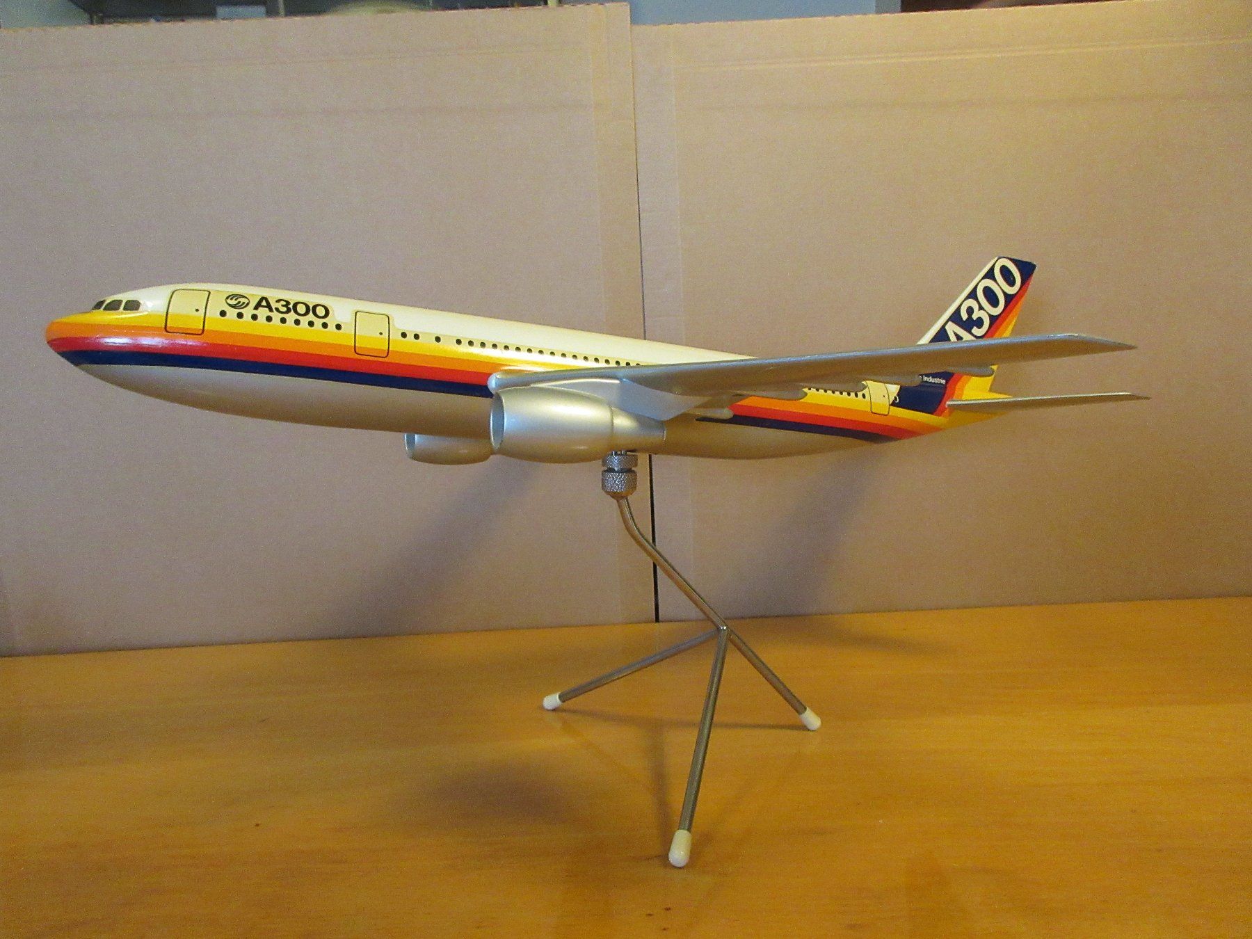 Airbus Kits de montage: Flugzeugmodell Airbus A300,  M : 1/100 – D'occasion à Uster par djet5_vs 7
