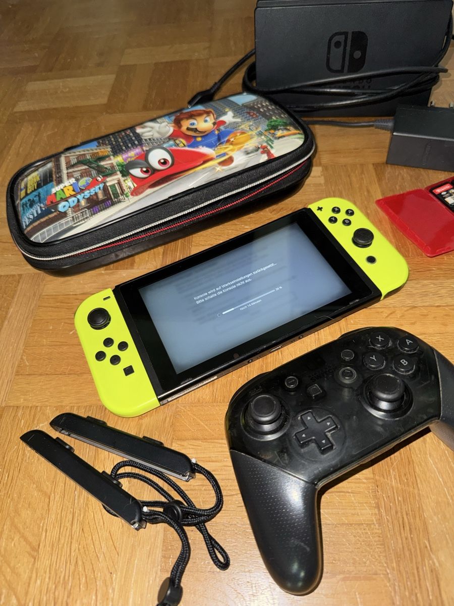 Nintendo Console: Nintendo Switch Komplettset inkl. Pro Controller + 3 Spiele – Usato da luzern venduto da yun_l92r