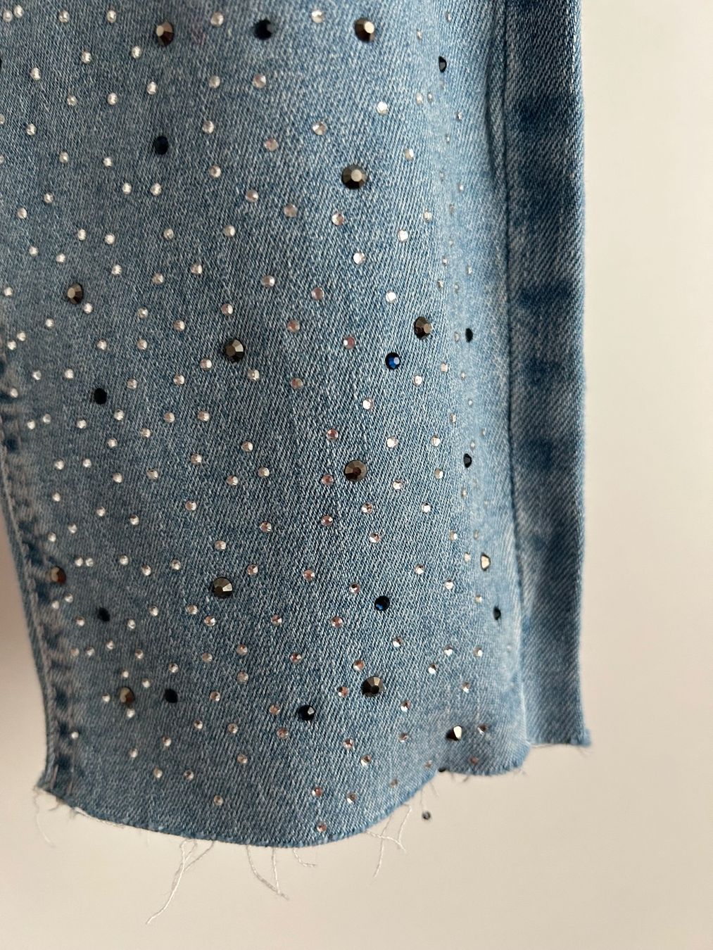 Jeans: Coole blaue Jeans mit Strasssteinchen – Usato da Bern venduto da Smile-2707 1