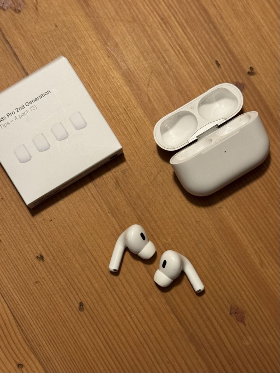 Apple Cuffie: Apple AirPods Pro 2. Gen, mit extra Ear Tips x2 – Usato da Zürich venduto da hel_l6dj