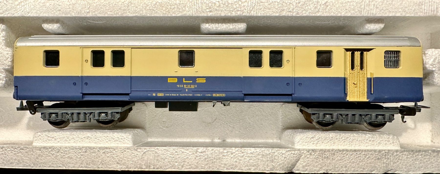 Lima Modellini di ferrovie: Lima 309338 H0 BLS Gepäckwagen – Nuovo e nell'imballaggio originale da Burgdorf venduto da Gedora 3