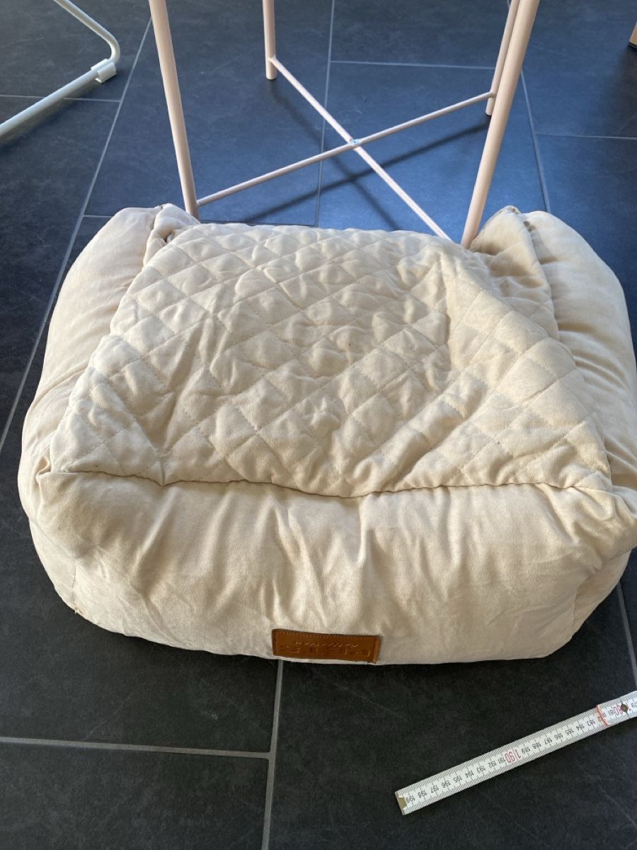 Liege- & Schlafplätze: Hundebett beige gesteppt 40 cm  – Gebraucht aus Seuzach von freiheiten 1