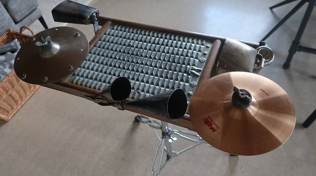 Vintage Strumenti musicali: Waschbrett inkl. Ständer und Handschuhe – Usato da Hauenstein venduto da Penta1 1