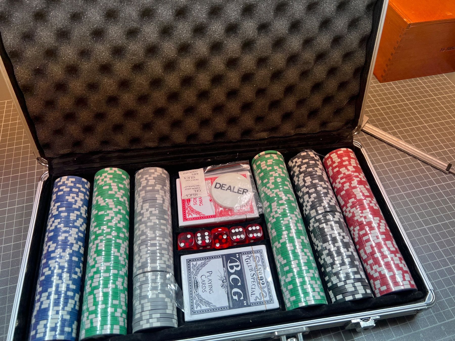 Giochi: Pockerset Chips mit Koffer – Nuovo (secondo la descrizione) da Egg b. Zürich venduto da SwissTradingAgency