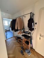 Garderobe aus Metallstangen