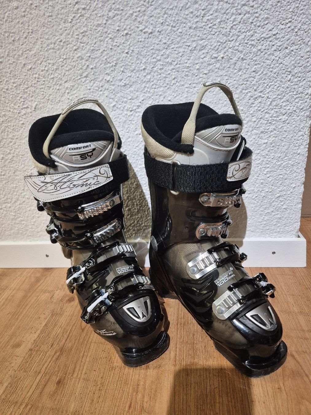 Scarpe da donna: atomic skischuhe 23-23.5cm – Usato da Spiez venduto da V.H.K.