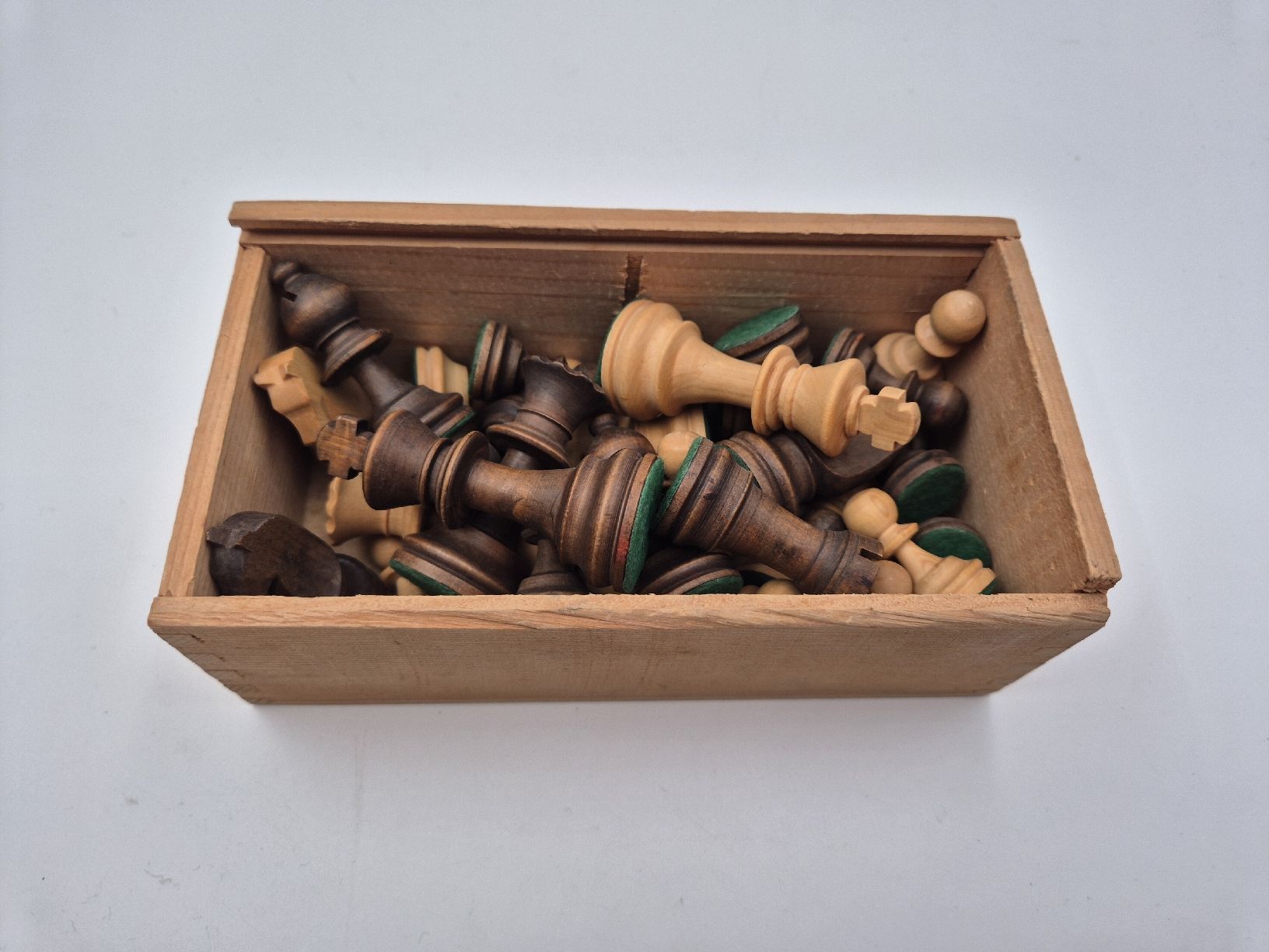 Spiele: Schachfiguren Holz mit Holzkiste  – Gebraucht aus Ettiswil von beekeper13