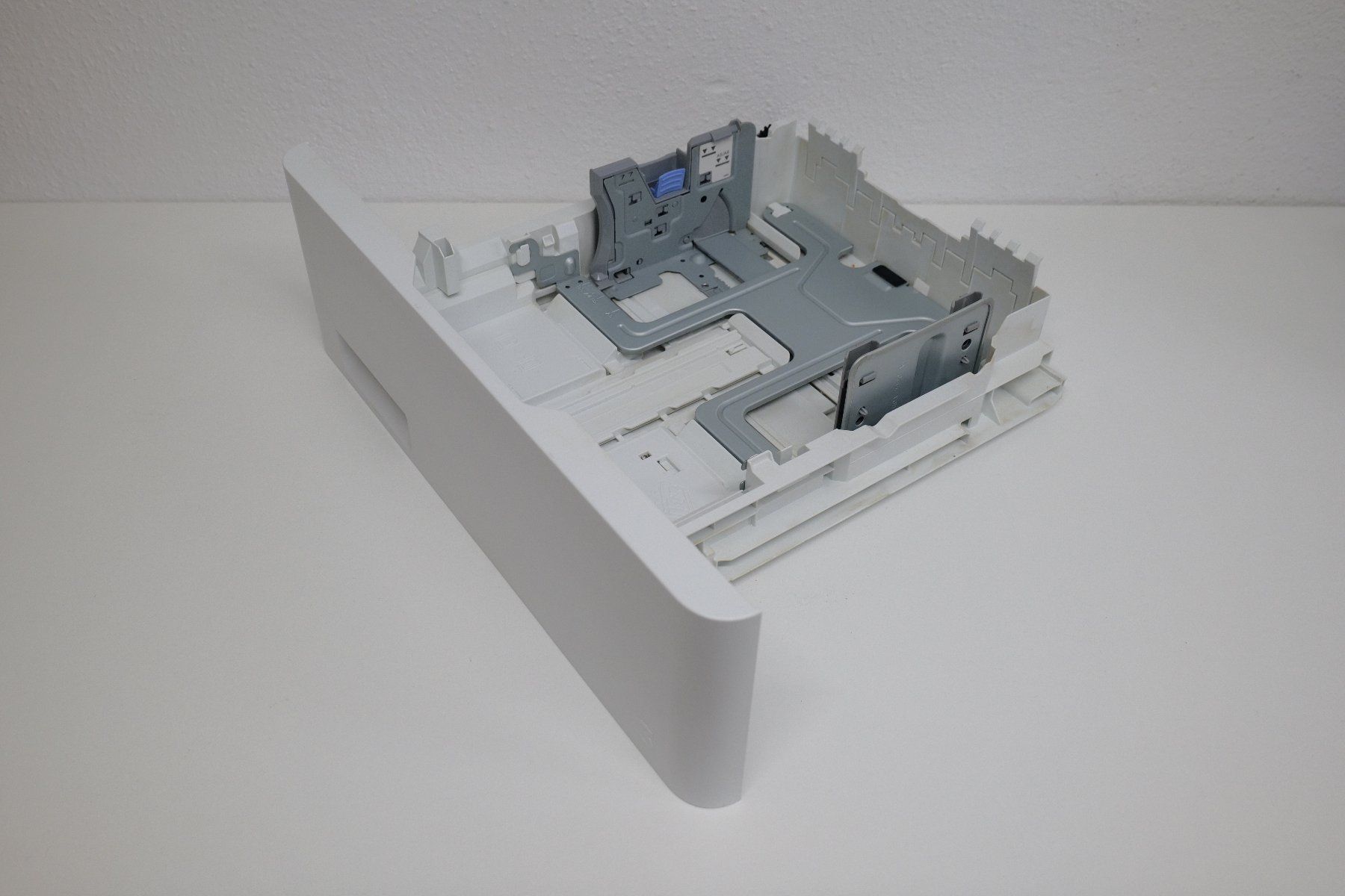 Hewlett Packard Stampanti: HP CF404A Papierfach Tray 3 LaserJet Zusatzfach – Usato da Unterkulm venduto da nmz 7