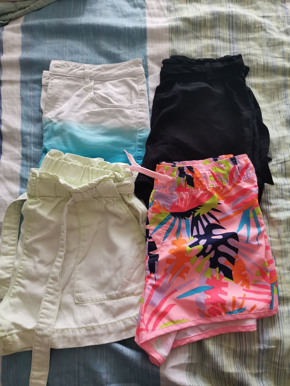 Lotti & Set di vestiti: Mädchen Shorts Gr.170/176 – Usato da Aadorf venduto da JFPS