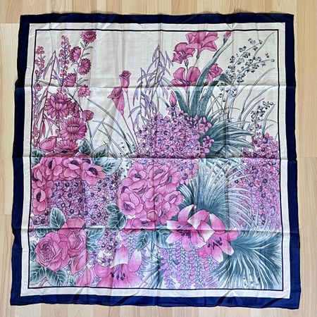 Foulard en soie vintage thème floral