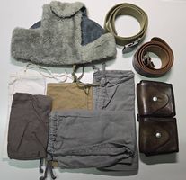 Militärsachen, Fellmütze usw.