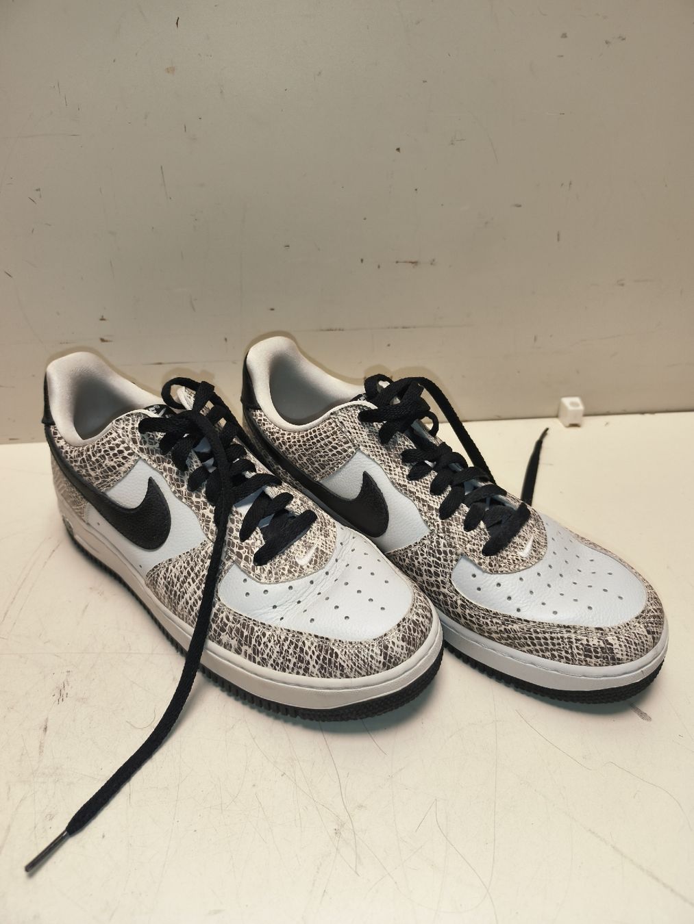 Nike Herrenschuhe: NIKE AIR FORCE 1  Gr. 43(em77) – Gebraucht aus Künten von Schnaepplihuus