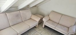 2 Sofas mit Hocker