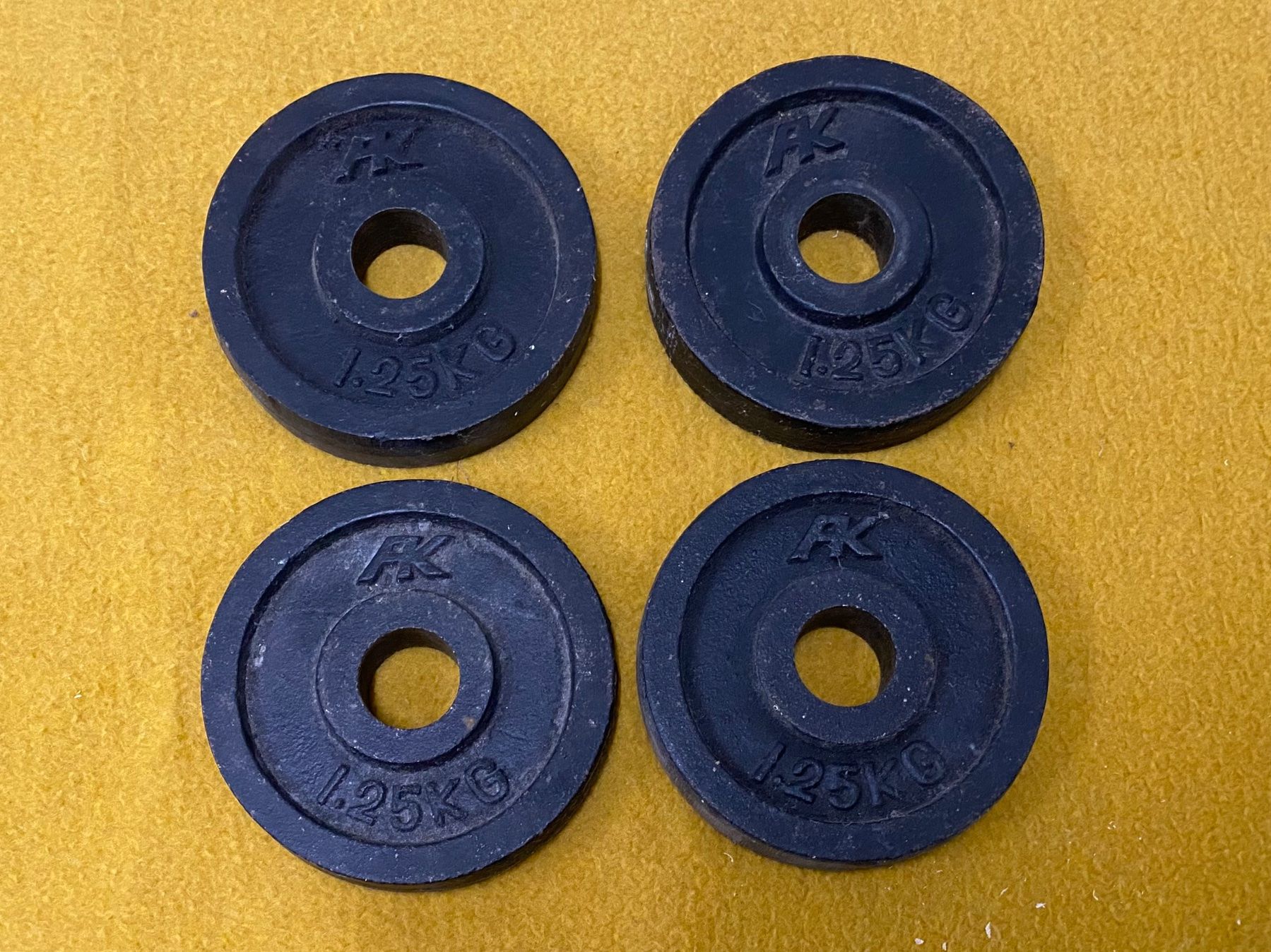 Manubri & Pesi: Hantel-Set mit Stange und 16 Hantel-Scheiben – Usato da Winterthur venduto da Tannenweg27 4