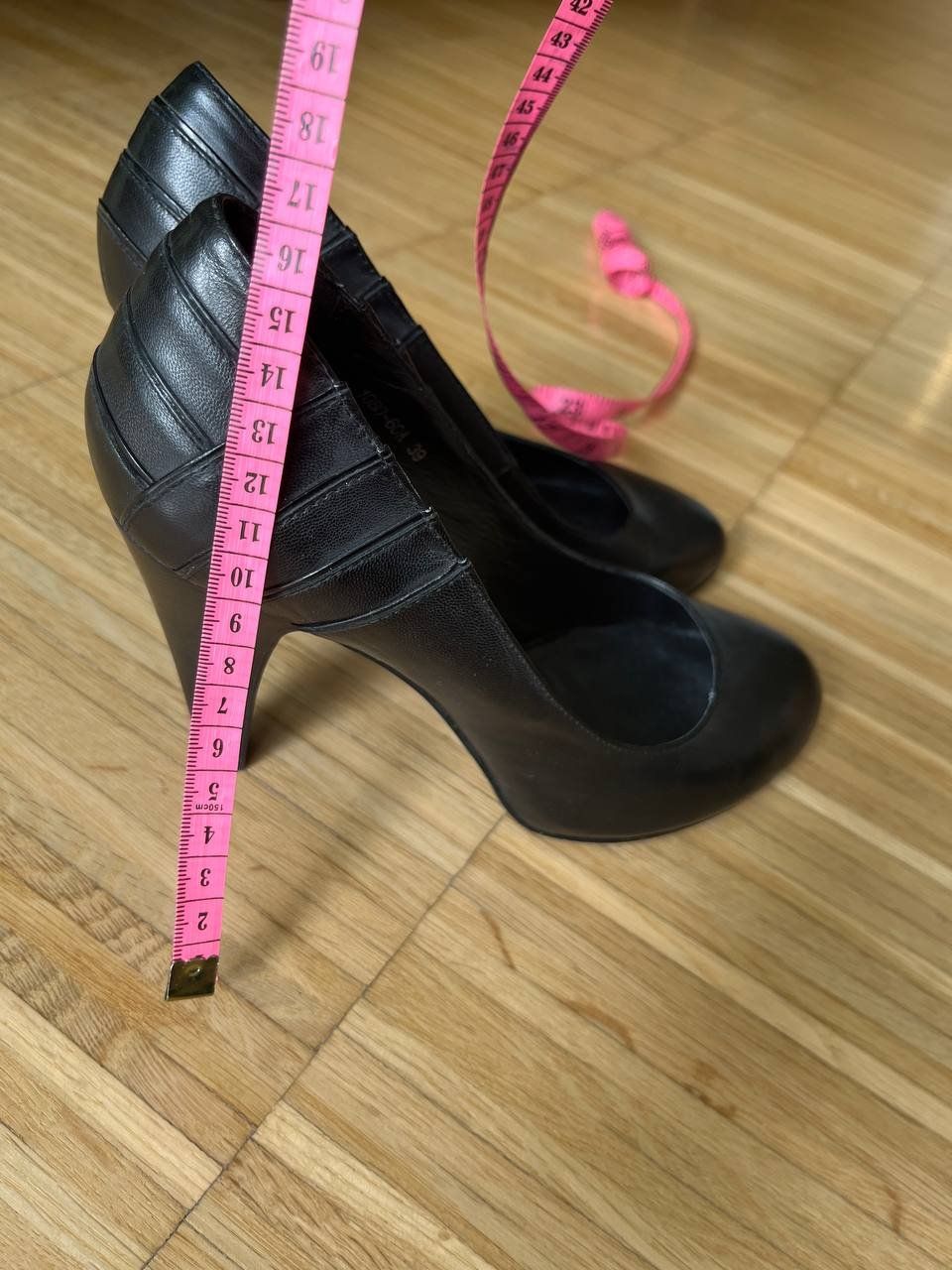 Scarpe da donna: Schwarze Leder Pumps, Grösse 39 – Usato da Schlieren venduto da con_hdp9 4