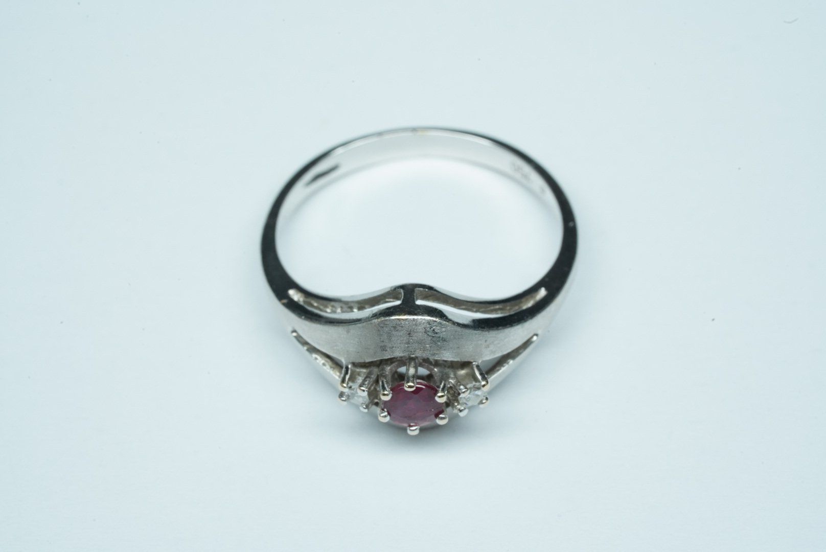 Anelli: Fingerring 18k Weissgold mit Rubin – Usato da Bülach venduto da Re-Jewelled 4