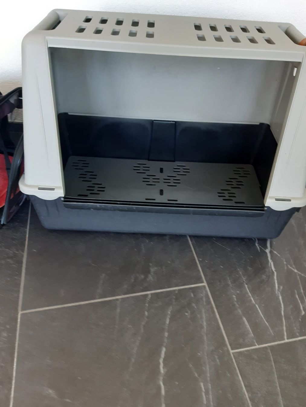 Liege- & Schlafplätze: Box für kleine Hunde oder Katzen – Gebraucht aus Wolfhausen von Garfield1414