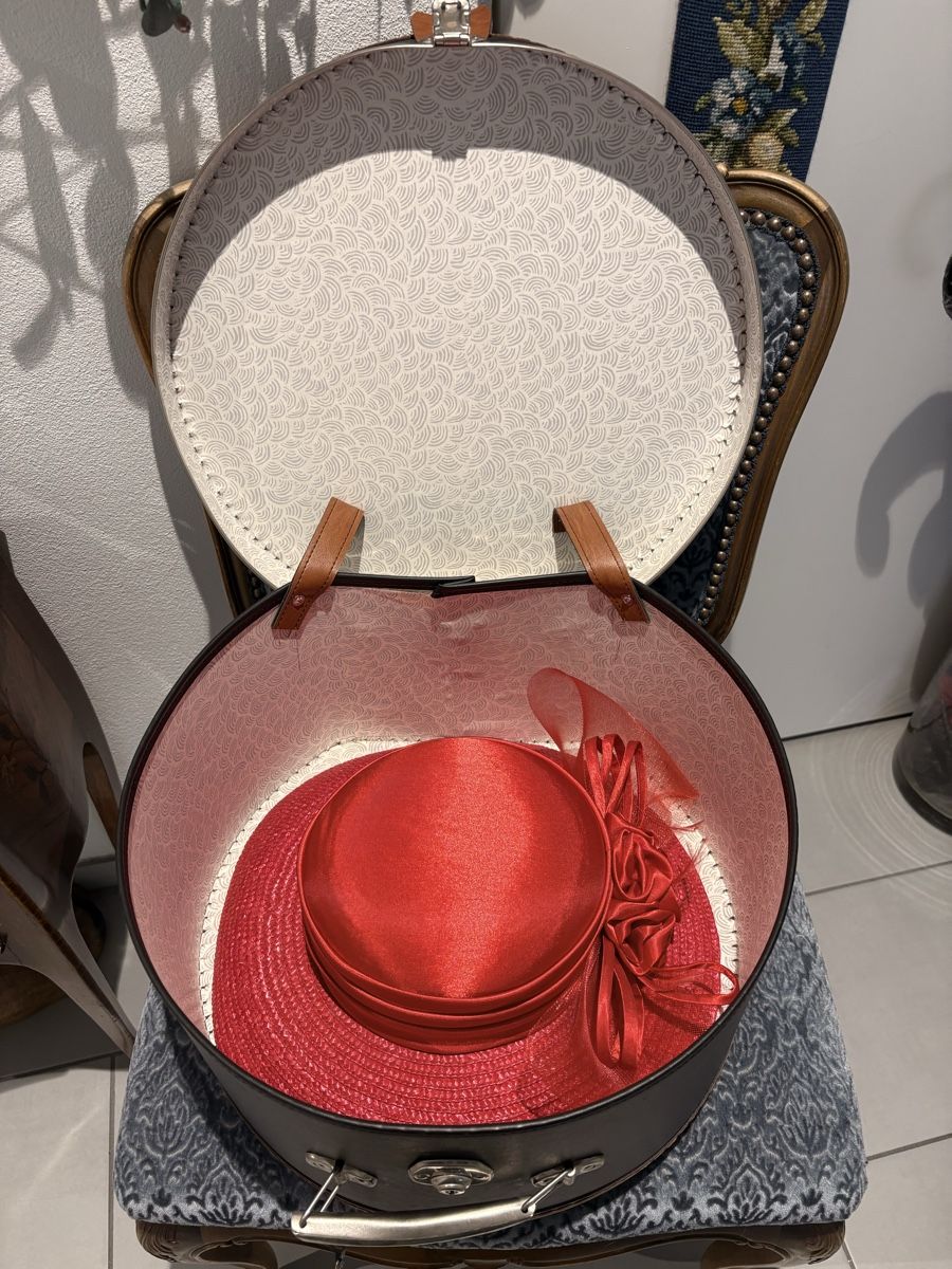 Copricapi, berretti & cappellini: Hut ohne Koffer 65,- mit Koffer 140,-  – Nuovo (secondo la descrizione) da Bellinzona venduto da ModaLugano 7