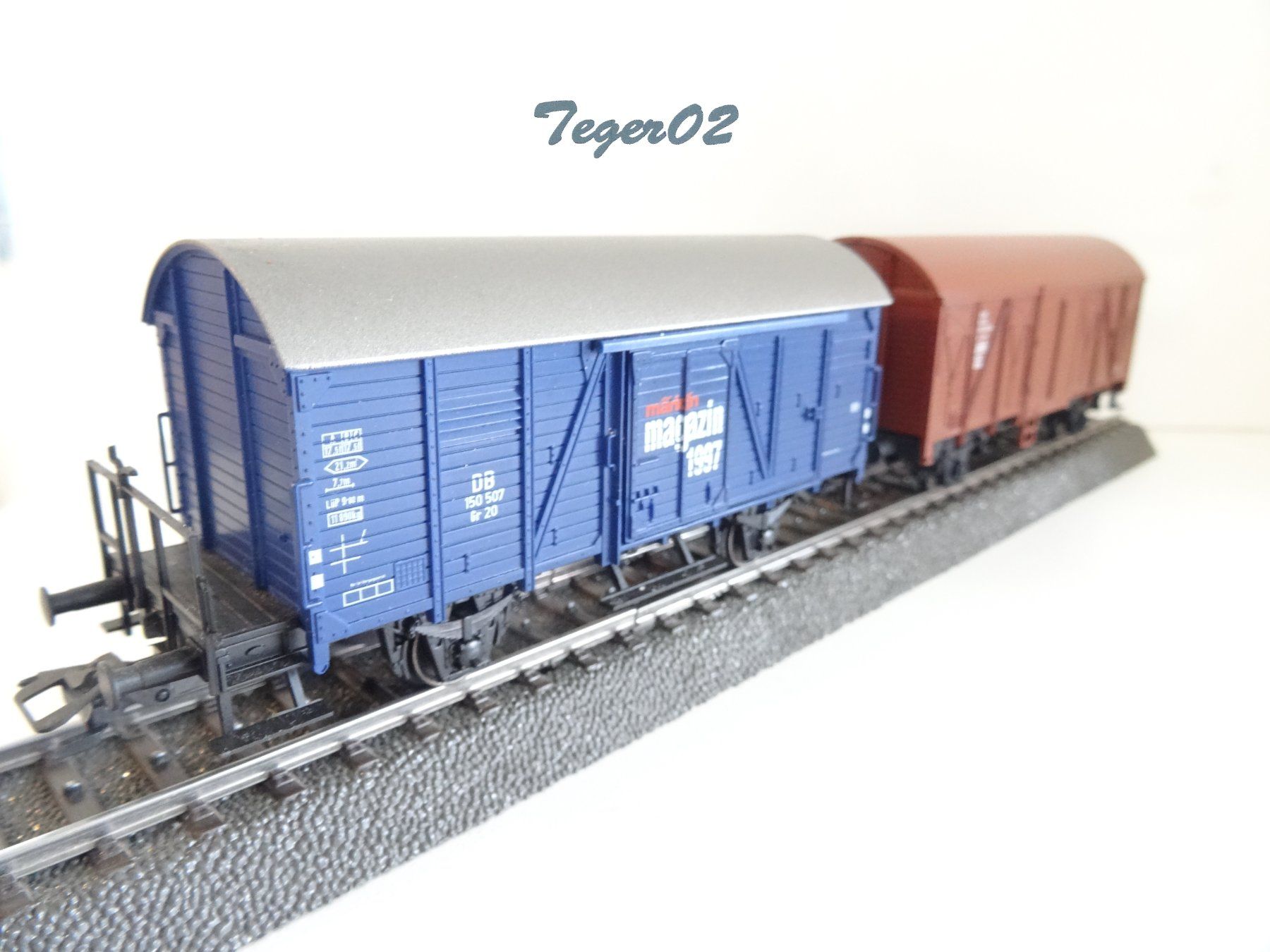 Märklin Modellini di ferrovie: Märklin H0 2 geschlossene Güterwagen – Nuovo (secondo la descrizione) da Hochdorf venduto da Teger02