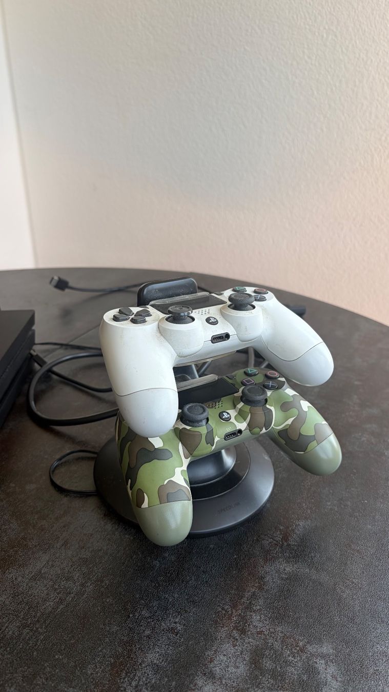 Sony Konsolen: PlayStation 4 Pro PS4 Pro 1TB + 2 Controller + 5 fifa spiele – Gebraucht aus Zürich von mat_bcg2 2