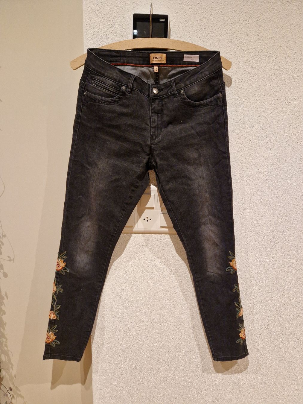 Only Jeans: Only Jeans mit Blumenstickereien – Usato da Luzern venduto da rebsi02